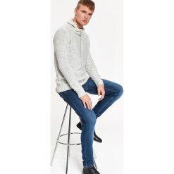 Sweter męski z melanżowej przędzy z wywijanym golfem. Brązowe swetry męskie Top Secret, na zimę, xxl, bez wzorów, z dzianiny. W wyprzedaży za 39,99 zł.
