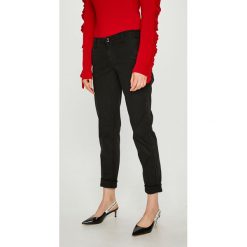 Guess Jeans - Spodnie Berta. Czarne chinosy damskie marki Guess Jeans, z aplikacjami, z elastanu. W wyprzedaży za 329,90 zł.