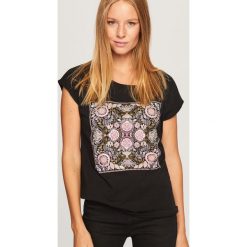 T-shirt z nadrukiem - Czarny. Czarne t-shirty damskie Reserved, l, z nadrukiem. Za 29,99 zł.
