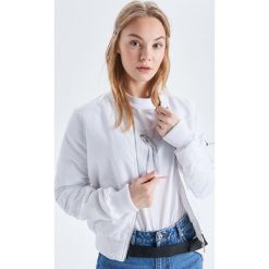 Gładka bomberka - Biały. Białe kurtki damskie Cropp, s, bez wzorów, bez kaptura. W wyprzedaży za 69,99 zł.