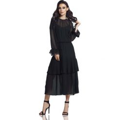Czarna Długa Sukienka w Stylu Boho z Plisowanymi Falbankami. Czarne sukienki damskie Molly.pl, na co dzień, na lato, s, bez wzorów, z szyfonu, boho, z podwójnym kołnierzykiem, z długim rękawem, długie, midi, rozkloszowane. Za 258,90 zł.