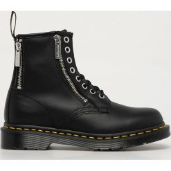 Dr. Martens - Workery skórzane 1460. Czarne workery damskie Dr. Martens, ze skóry, z okrągłym noskiem, bez obcasa, na obcasie, na sznurówki. Za 849,90 zł.