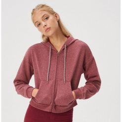 Bluza z wiązanym kapturem - Bordowy. Czerwone bluzy damskie Sinsay, s, bez wzorów, bez rękawów. W wyprzedaży za 29,99 zł.