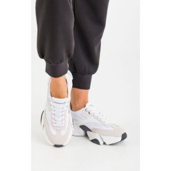 SNEAKERSY SIGMA Calvin Klein Jeans. Białe sneakersy damskie Calvin Klein Jeans, z jeansu. Za 767,20 zł.