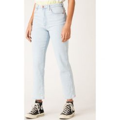 Jeansy Regular Fit Wrangler The Retro W22AJHXA3. Niebieskie jeansy damskie Wrangler. W wyprzedaży za 229,00 zł.