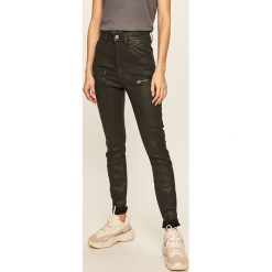 G-Star Raw - Jeansy Shape Powel High. Czarne rurki damskie G-Star RAW, bez wzorów, z elastanu, z podwyższonym stanem. W wyprzedaży za 559,90 zł.