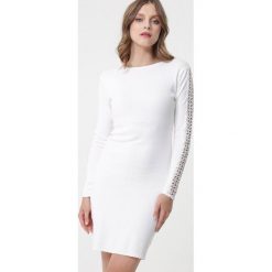 Biała Sukienka Lugarno. Białe sukienki damskie Born2be, xl, bez wzorów, z dzianiny, z okrągłym kołnierzem, z długim rękawem, długie, mini, dopasowane. Za 119,99 zł.