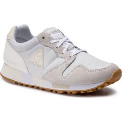 Sneakersy LE COQ SPORTIF - Omega 1910564 Optical White/Turtle Dove. Szare półbuty damskie le coq sportif, z zamszu. W wyprzedaży za 279,00 zł.