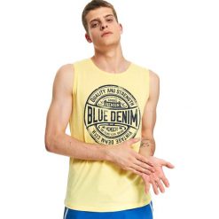 T-shirt bez rękawów z nadrukiem. Żółte t-shirty męskie Top Secret, na lato, m, z nadrukiem, z bawełny, z kontrastowym kołnierzykiem. W wyprzedaży za 19,99 zł.