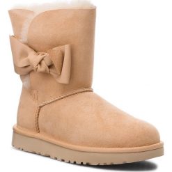 Buty UGG - W Daelynn 1019983 W/Soch. Brązowe kozaki damskie marki Ugg, na zimę, ze skóry, bez obcasa, bez zapięcia. W wyprzedaży za 589,00 zł.