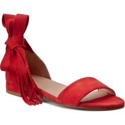 Sandały STUART WEITZMAN - Corbata Pimento Suede. Czerwone klapki damskie marki Stuart Weitzman, bez wzorów, ze skóry, bez obcasa, na obcasie. W wyprzedaży za 929,00 zł.