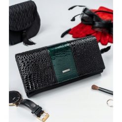 Portfel damski skórzany lakierowany czarny Cavaldi - zielony. Zielone portfele damskie 4U Cavaldi, bez wzorów, ze skóry. Za 59,99 zł.