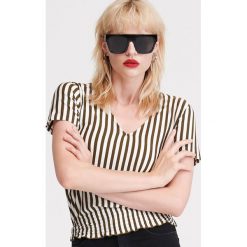 T-shirt w paski - Wielobarwny. T-shirty damskie Reserved, s, w paski, bez kołnierzyka. W wyprzedaży za 9,99 zł.