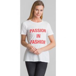 T-SHIRT GUESS. Białe t-shirty damskie Guess, xs, z nadrukiem, z bawełny, z okrągłym kołnierzem. Za 74,50 zł.