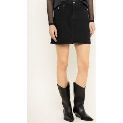 Spódnica jeansowa Calvin Klein Jeans Archive Icons J20J213165. Czarne spódniczki damskie Calvin Klein Jeans, bez wzorów, z elastanu. W wyprzedaży za 229,00 zł.