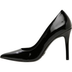 MICHAEL Michael Kors CLAIRE Szpilki black. Czarne czółenka damskie MICHAEL Michael Kors, bez wzorów, ze skóry, klasyczne, bez obcasa, na szpilce, bez zapięcia. Za 629,00 zł.
