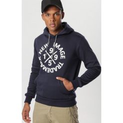 Granatowa Bluza Aeney. Niebieskie bluzy męskie Born2be, s, bez wzorów, bez kołnierzyka, bez rękawów, bez kaptura. W wyprzedaży za 69,99 zł.