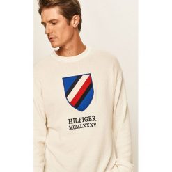 Tommy Hilfiger - Sweter. Białe swetry męskie TOMMY HILFIGER, s, z aplikacjami, z bawełny, z okrągłym kołnierzem, bez kaptura. Za 749,90 zł.