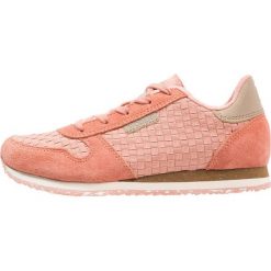 Woden YDUN TEEN Tenisówki i Trampki powder skies. Czerwone buty dziewczęce sportowe marki Woden, ze skóry. Za 379,00 zł.