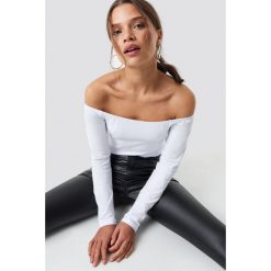 Iva Nikolina x NA-KD Basic Off Shoulder Top - White. Białe topy damskie Iva Nikolina x NA-KD, bez wzorów, bez kołnierzyka. Za 100,95 zł.