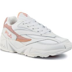 Sneakersy FILA - V94M Low 1010600.02N White/Salmon/Chalk Pink. Białe półbuty damskie Fila, na co dzień, bez wzorów, ze skóry, bez obcasa, na płaskiej podeszwie, bez zapięcia. W wyprzedaży za 259,00 zł.