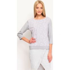 BLUZA NIEROZPINANA DAMSKA Z KORONKĄ. Szare bluzy damskie Top Secret, w koronkowe wzory, z materiału, z długim rękawem, długie, bez kaptura. W wyprzedaży za 59,99 zł.