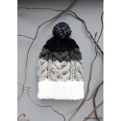 Czapka z warkoczami. Szare czapki damskie marki Pakamera, z wełny. Za 60,00 zł.