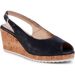 Sandały CAPRICE - 9-28705-24 Navy Reptile 826. Niebieskie klapki damskie Caprice, bez wzorów, ze skóry, bez obcasa, na obcasie. Za 249,00 zł.