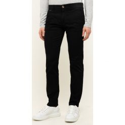 Spodnie materiałowe Guess M01B26 WCNZ1. Niebieskie jeansy męskie Guess, m, z aplikacjami. W wyprzedaży za 229,00 zł.