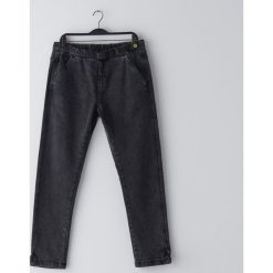 Jeansowe joggery z paskiem - Czarny. Czarne spodnie męskie Cropp, m, bez wzorów, z jeansu. Za 149,99 zł.