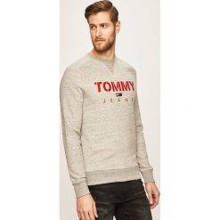 Tommy Jeans - Bluza. Szare bluzy męskie Tommy Jeans, xxl, z aplikacjami, z elastanu, z kapturem, bez rękawów, bez kaptura. W wyprzedaży za 279,90 zł.