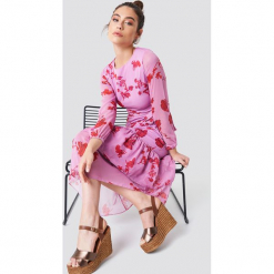 Trendyol Sukienka z nadrukiem - Pink. Szare długie sukienki marki Trendyol, na co dzień, z elastanu, casualowe, dopasowane. Za 161,95 zł.