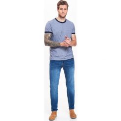 T-SHIRT MĘSKI ZE STRUKTURALNEJ DZIANINY O DOPASOWANYM KROJU. Niebieskie t-shirty męskie marki Top Secret, na zimę, xl, z nadrukiem, z dzianiny. W wyprzedaży za 29,99 zł.