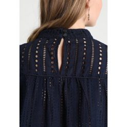Banana Republic MOCK NECK PEASANT EYELET Bluzka preppy navy. Niebieskie bluzki damskie marki Banana Republic, m, z bawełny. Za 379,00 zł.