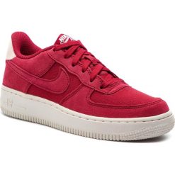 Buty NIKE - Air Force 1 Suede (GS) AR0265 600 Red Crush/Red Crush/Sail. Czerwone półbuty damskie Nike, ze skóry, na płaskiej podeszwie. W wyprzedaży za 289,00 zł.