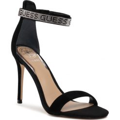 Sandały Guess Kahlun FL5KLU SUE03. Czarne klapki damskie Guess, z aplikacjami, bez obcasa. W wyprzedaży za 399,00 zł.