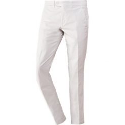 Chinosy męskie: CORNELIANI Chinosy offwhite