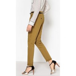 Spodnie chino slim. Brązowe chinosy damskie marki La Redoute Collections, z bawełny, z standardowym stanem. Za 95,72 zł.