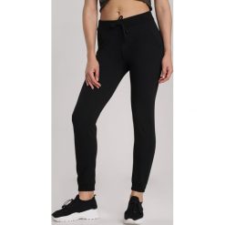 Czarne Spodnie Muririnda. Czarne spodnie damskie Renee, s, z dresówki. Za 79,99 zł.