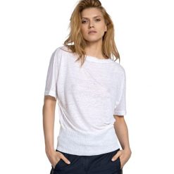 Sweter w kolorze białym. Białe bez kategorii Deni Cler, z denimu, z włoskim kołnierzykiem. W wyprzedaży za 254,95 zł.