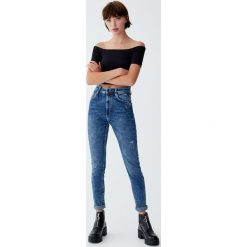 Jeansy rurki z wysokim stanem. Niebieskie jeansy damskie rurki marki Pull&Bear, z jeansu, z podwyższonym stanem. Za 109,00 zł.