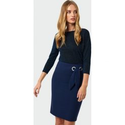 Elegancka bluzka z błyszczącą nitką - 40. Bluzki damskie e-margeritka.pl, bez wzorów, z dzianiny, eleganckie, bez kołnierzyka, bez rękawów. Za 99,99 zł.
