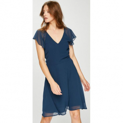 Pepe Jeans - Sukienka. Szare sukienki mini Pepe Jeans, na co dzień, l, z jeansu, casualowe, z krótkim rękawem, rozkloszowane. W wyprzedaży za 299,90 zł.