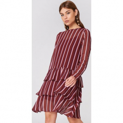 NA-KD Boho Sukienka z długim rękawem - Red,Multicolor. Czerwone sukienki damskie NA-KD Boho, bez wzorów, z poliesteru, boho, z okrągłym kołnierzem, z długim rękawem, długie. Za 161,95 zł.