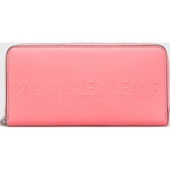 Calvin Klein Jeans - Portfel. Białe portfele damskie Calvin Klein Jeans, bez wzorów, z jeansu. W wyprzedaży za 239,90 zł.