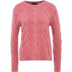 Polo Ralph Lauren OVERSIZED CABLE Sweter adirondack berry. Fioletowe swetry klasyczne damskie Polo Ralph Lauren, m, z bawełny, polo. Za 589,00 zł.