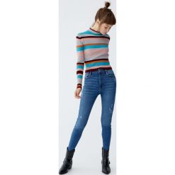 Jeansy capri z wysokim stanem. Niebieskie jeansy damskie Pull&Bear, z jeansu, z podwyższonym stanem. Za 79,90 zł.