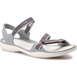 Sandały CROCS - Swiftwater Webbing Sandal W 204804 Smoke/Oyster. Szare klapki damskie Crocs, bez wzorów, z tworzywa sztucznego, bez obcasa. W wyprzedaży za 159,00 zł.