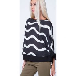 Bluzka we wzory oversize kremowo-czarna MP28393. Czarne bluzki damskie Fasardi, s, bez wzorów, bez kołnierzyka, bez rękawów. Za 47,20 zł.