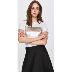 Calvin Klein Jeans - Top. Białe bluzki damskie Calvin Klein Jeans, s, z nadrukiem, z bawełny, casualowe, z okrągłym kołnierzem, z krótkim rękawem. Za 229,90 zł.